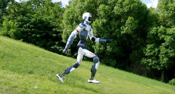 Unitree R1 İnsansı AI Robotu